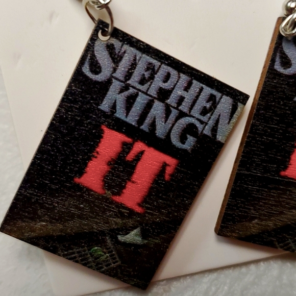 ❤️STEPHEN KING IT (PENNYWISE CLOWN BOOK) DANGLE HALLOWEEN HORROR MOVIE EARRING - Picture 2 of 5